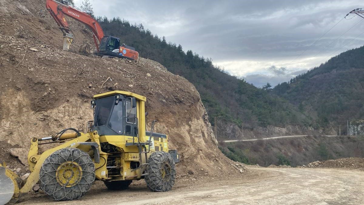 Sinop’ta yol güvenliği için kayalar kırılıyor
