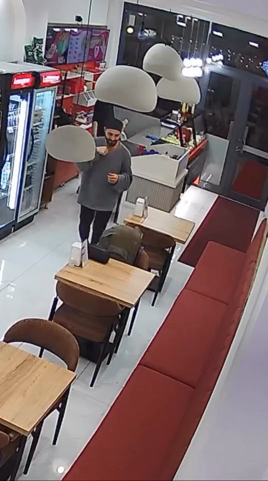 Sipariş ettiği dürümün içerisine sakalının kıllarını koydu, hesap ödemeden çıktı
