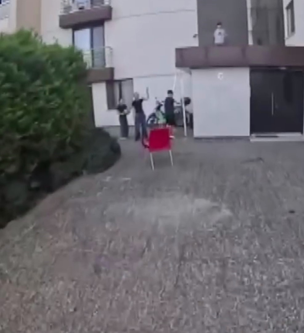 Siparişe gitti, kahraman oldu: Çatıda mahsur kalan çocuğu kurye kurtardı
