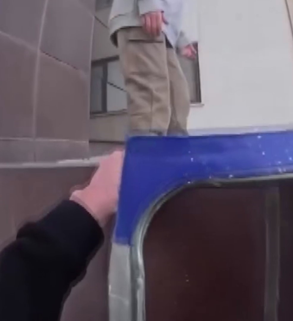 Siparişe gitti, kahraman oldu: Çatıda mahsur kalan çocuğu kurye kurtardı
