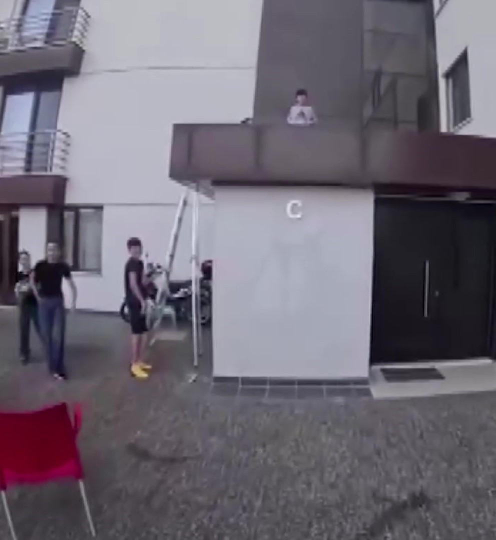 Siparişe gitti, kahraman oldu: Çatıda mahsur kalan çocuğu kurye kurtardı
