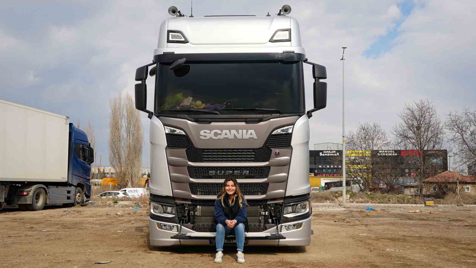 Sıradan hayatından sıkılan genç kadın uzun yol tır şoförü oldu
