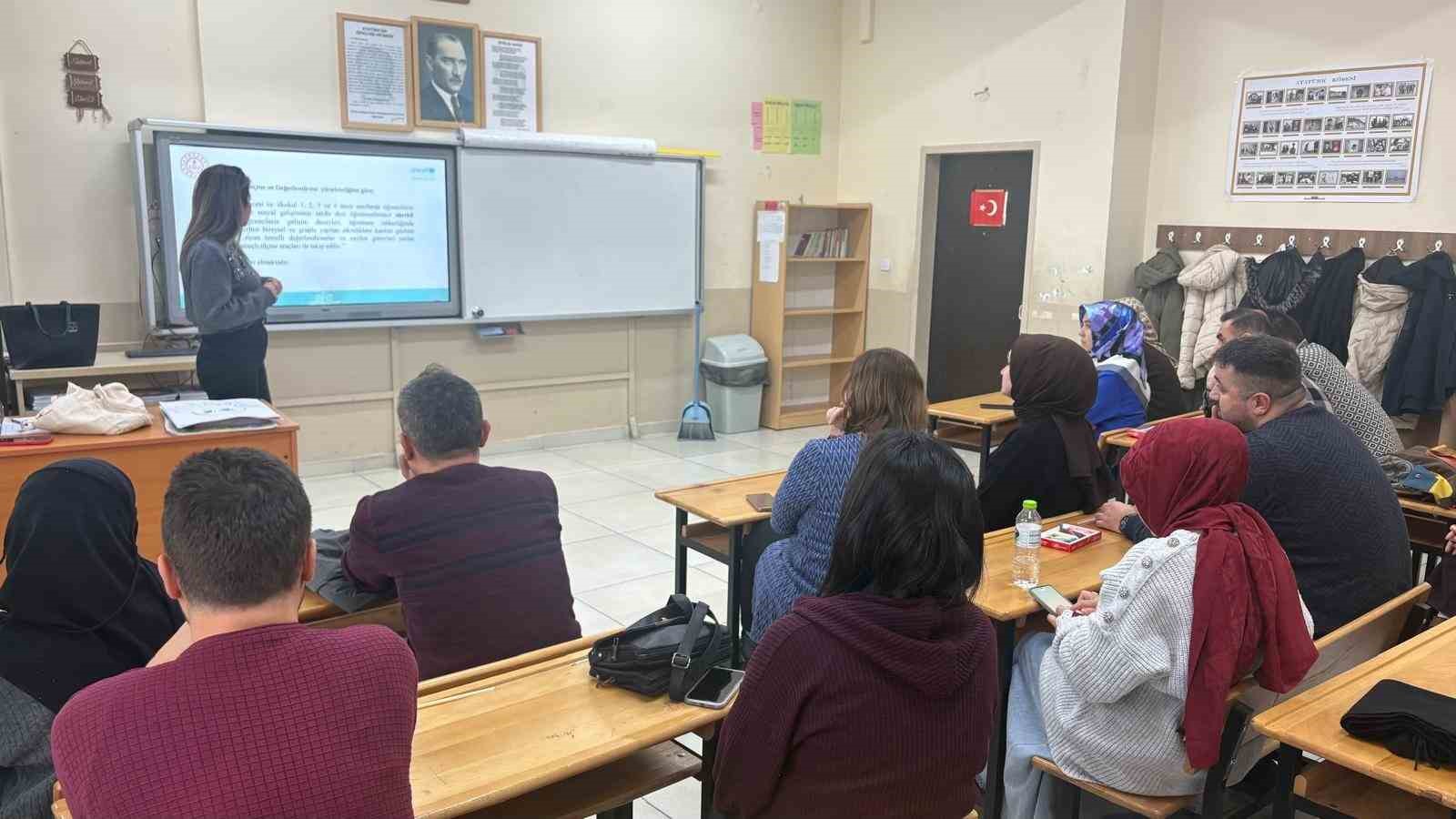 Sıralara bu sefer veliler oturdu
