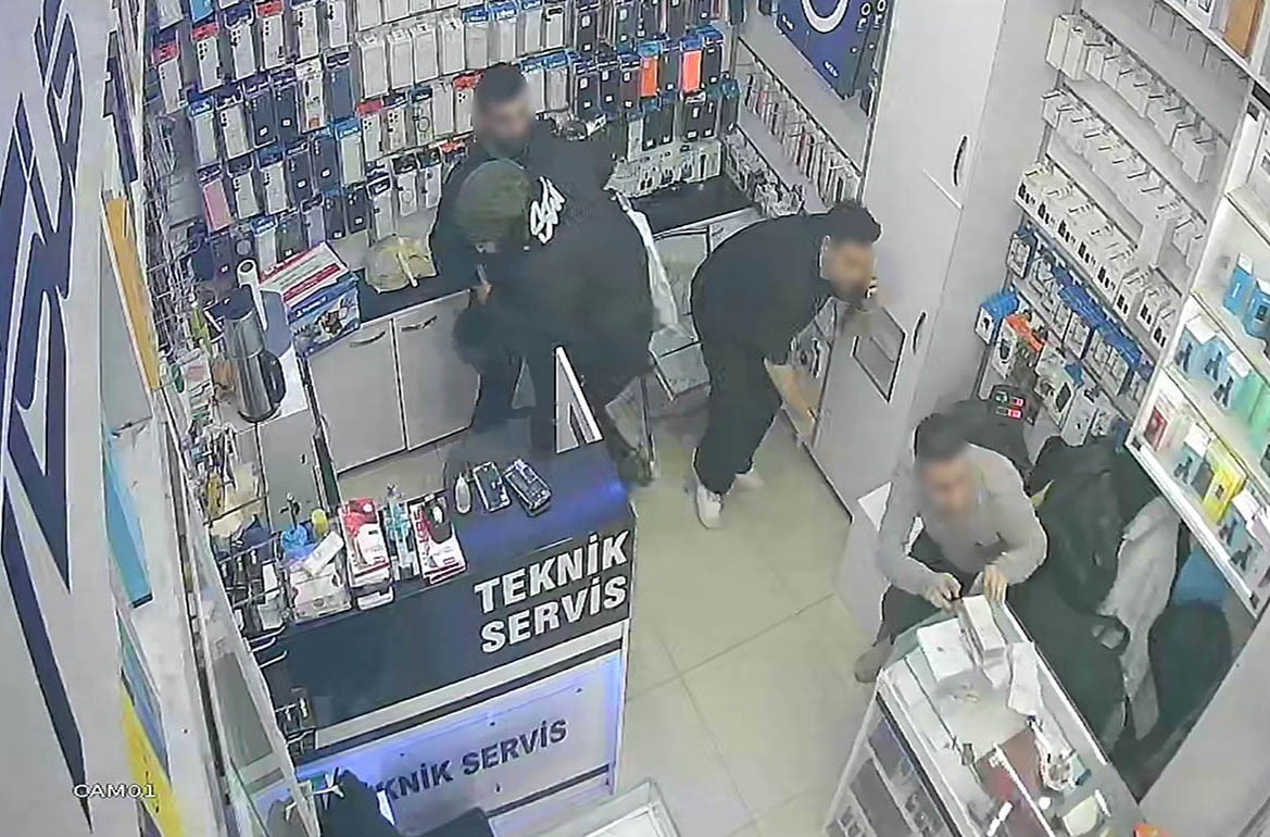 Sirkeci’de işten çıkarılan şahıs iş yerine silahla ateş açtı
Sirkeci’de işten çıkarılan şahıs iş yerine silahla ateş açtı