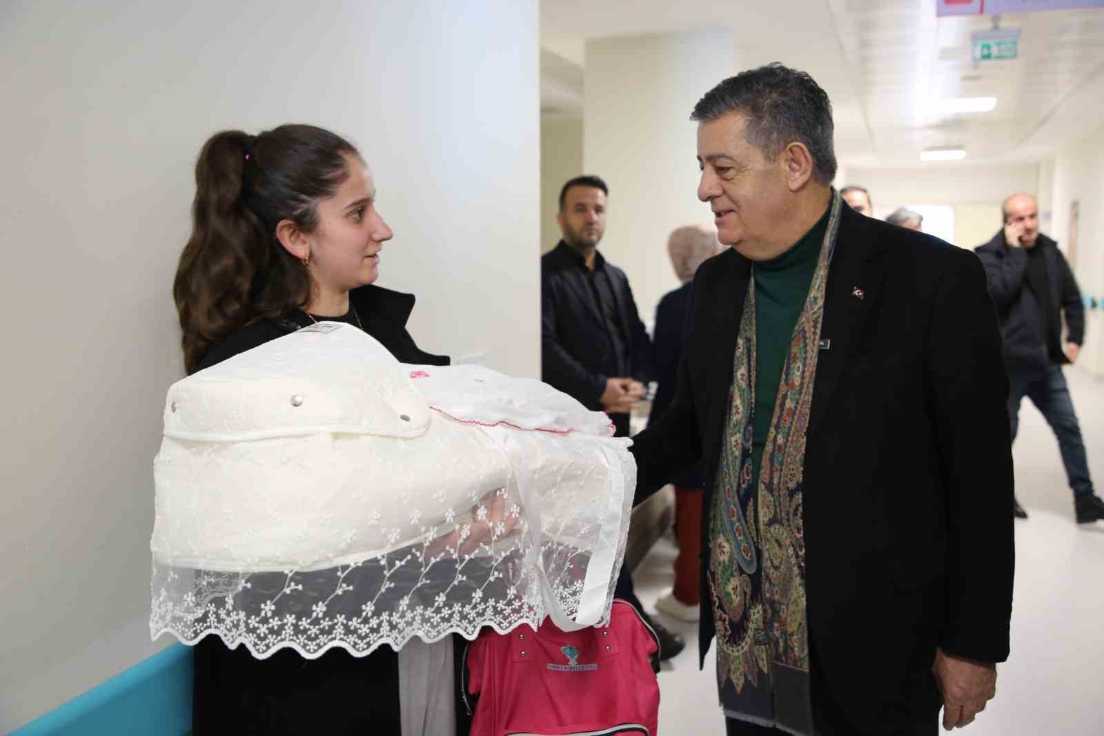 Şırnak Belediyesinden ‘Hoş geldin Bebek’ sürprizi
Şırnak Belediyesinden ‘Hoş geldin Bebek’ sürprizi