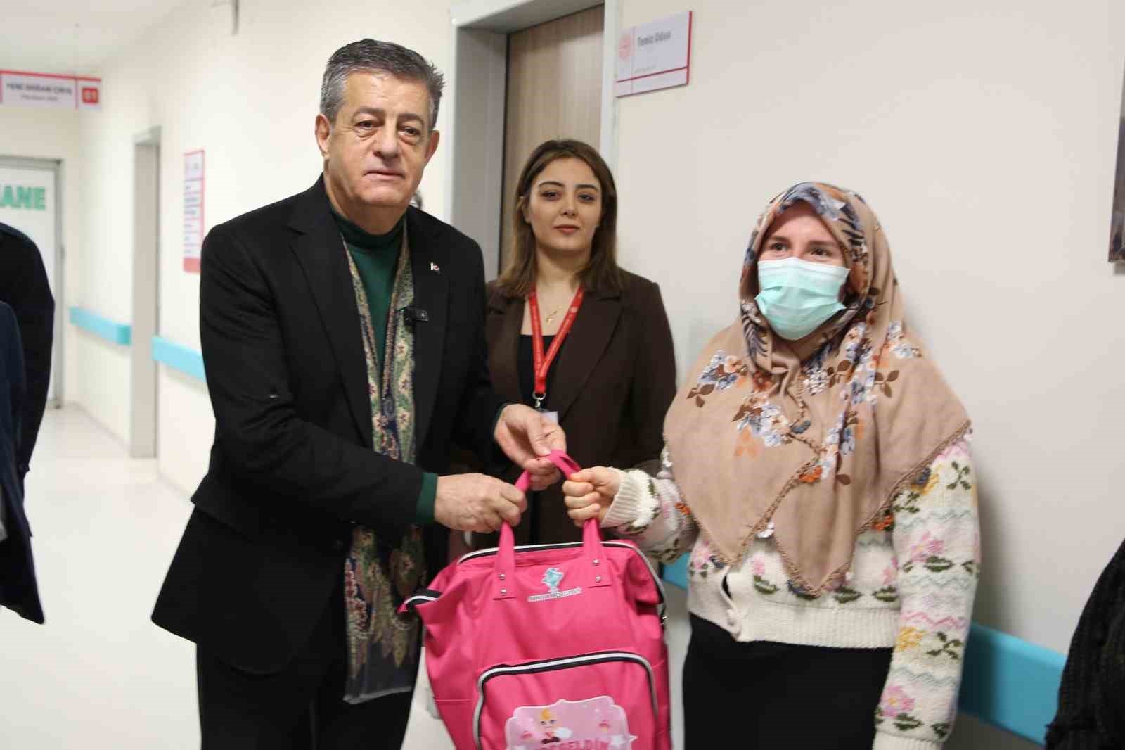 Şırnak Belediyesinden ‘Hoş geldin Bebek’ sürprizi
Şırnak Belediyesinden ‘Hoş geldin Bebek’ sürprizi