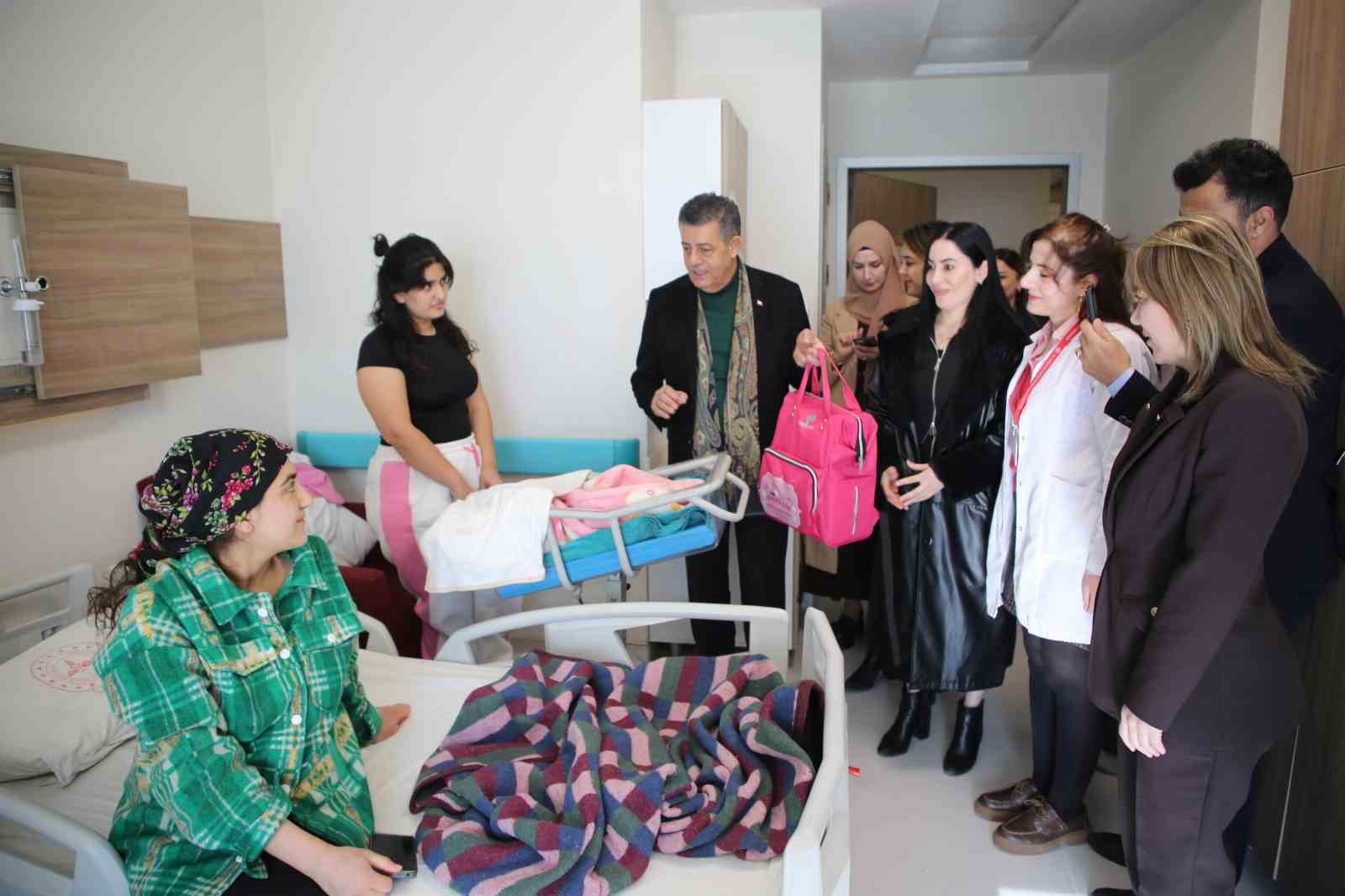 Şırnak Belediyesinden ‘Hoş geldin Bebek’ sürprizi
Şırnak Belediyesinden ‘Hoş geldin Bebek’ sürprizi