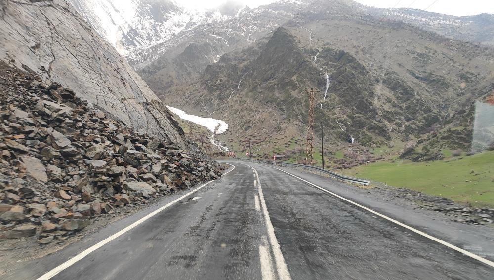 Şırnak-Beytüşşebap yolundaki heyelan nedeniyle trafik akışı durdu
