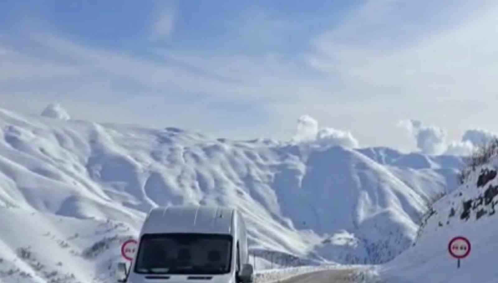 Şırnak-Hakkari kara yolu çığ nedeniyle ulaşıma kapandı

