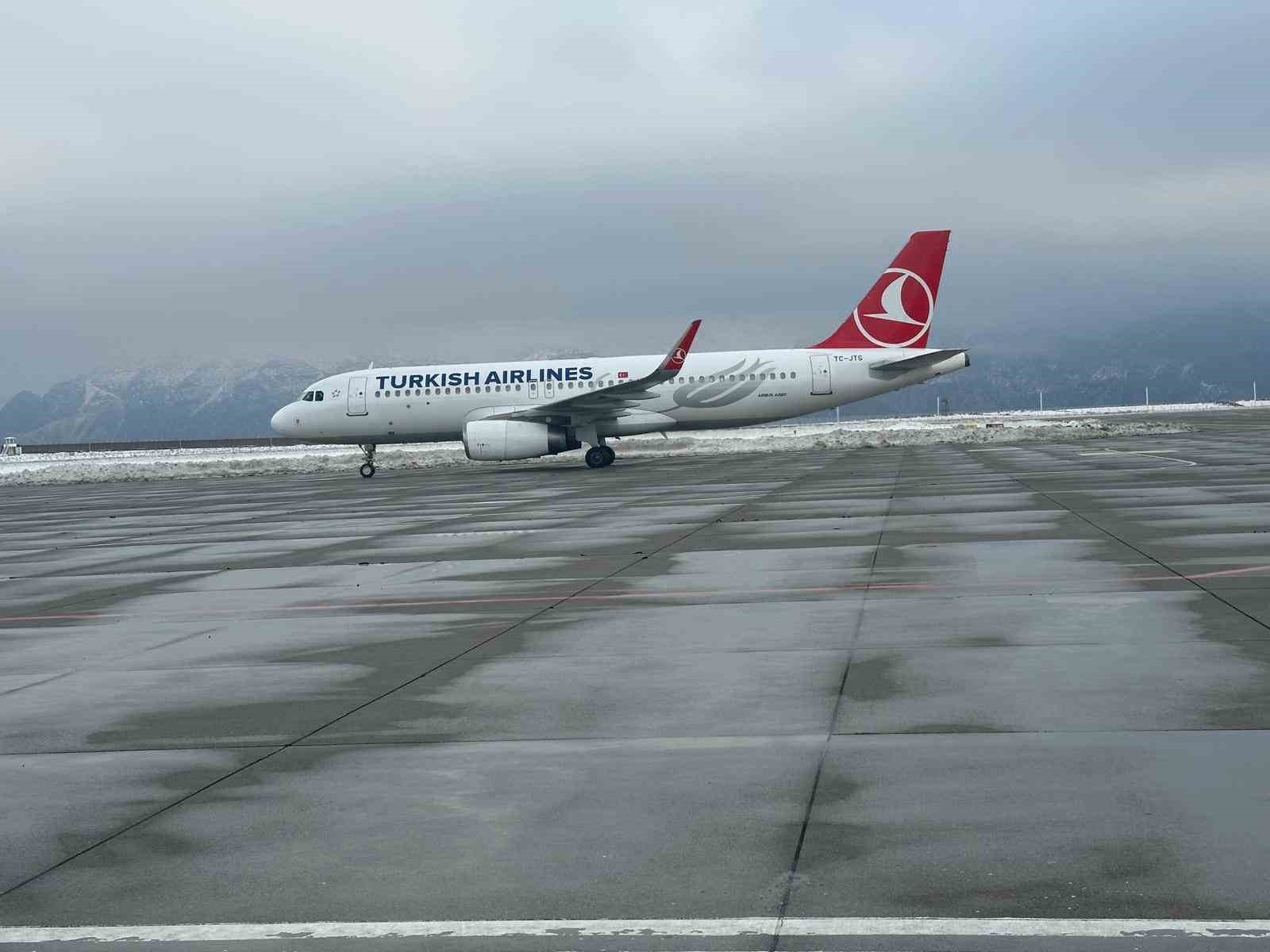 Şırnak Havalimanı’na 3 gün sonra ilk uçak indi
