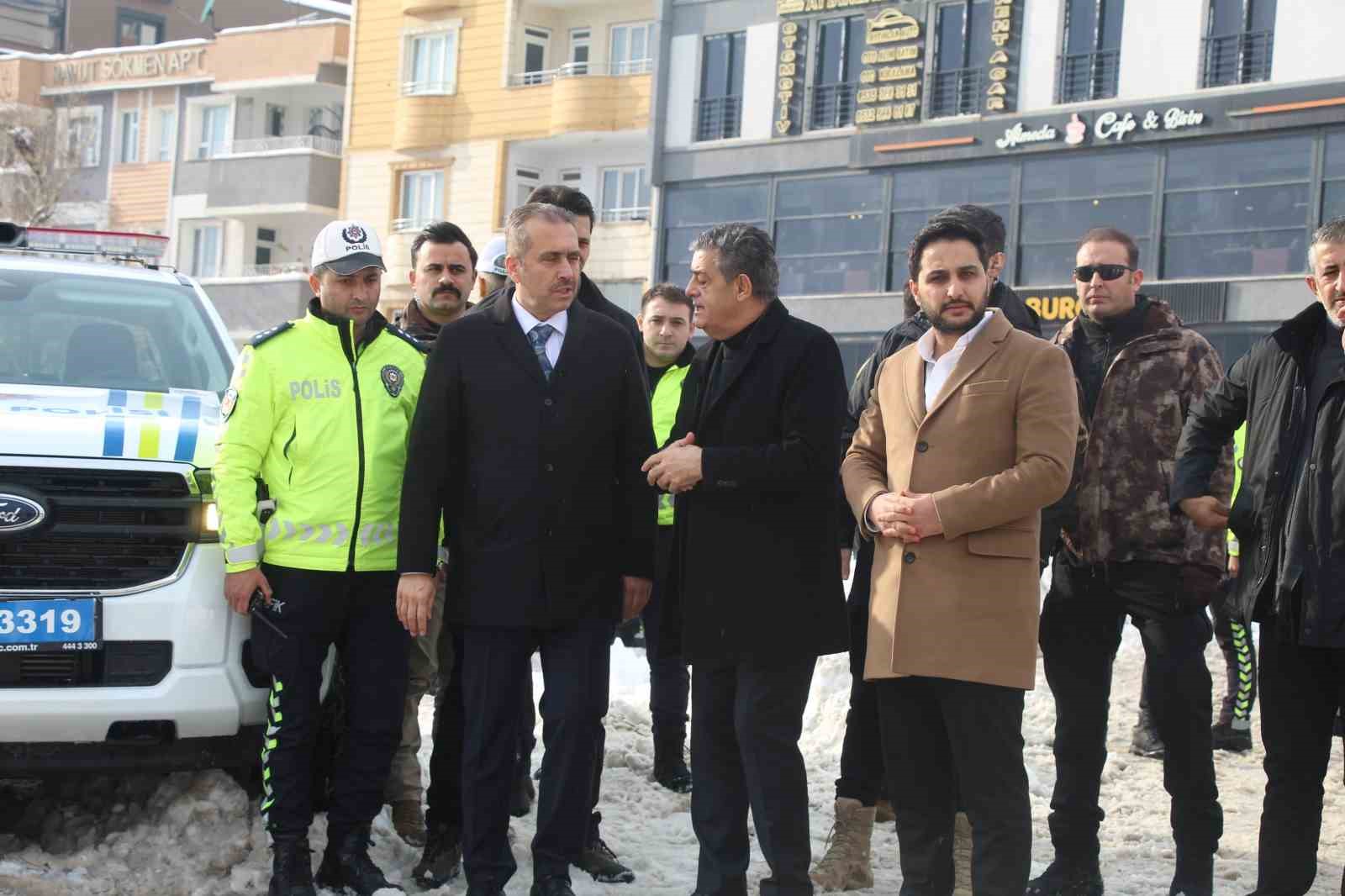 Şırnak kara teslim oldu, kurumlar sahada gücünü gösterdi
Şırnak kara teslim oldu, kurumlar sahada gücünü gösterdi