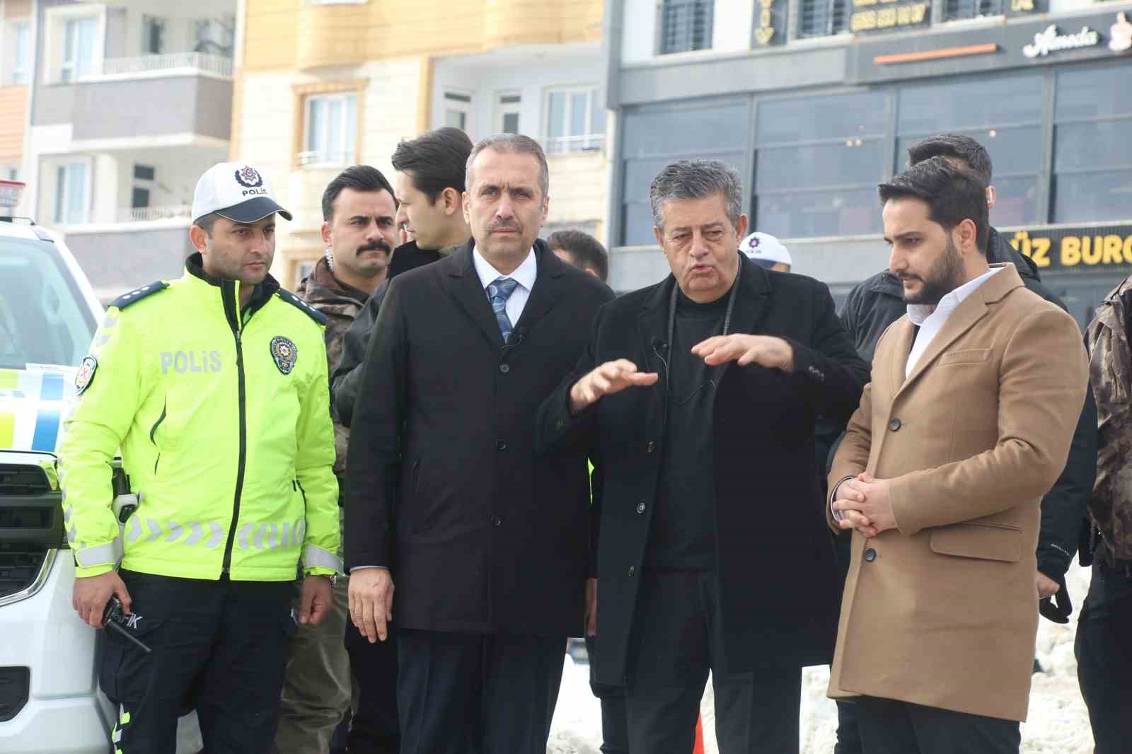 Şırnak kara teslim oldu, kurumlar sahada gücünü gösterdi
Şırnak kara teslim oldu, kurumlar sahada gücünü gösterdi
