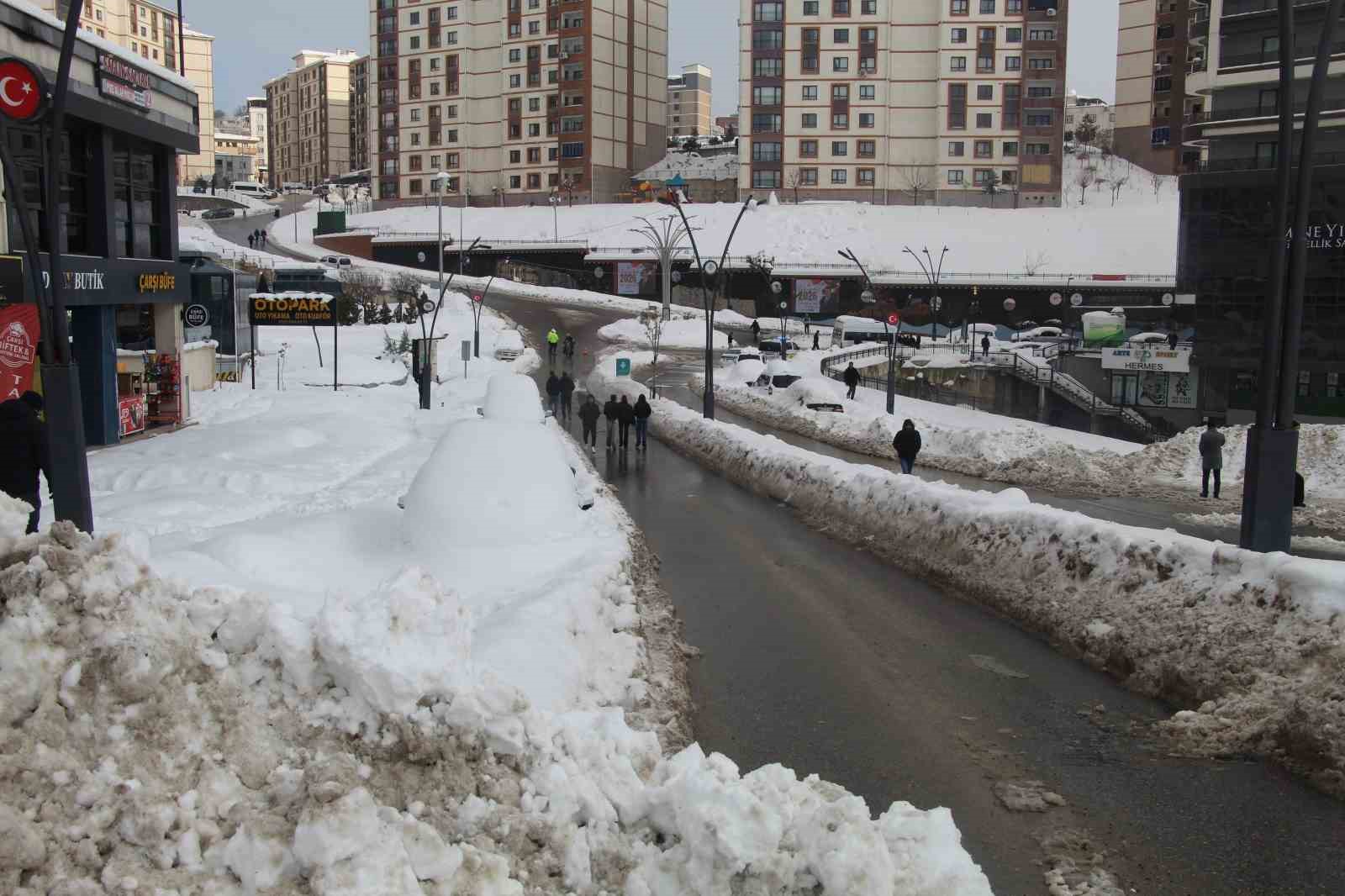 Şırnak kara teslim oldu, kurumlar sahada gücünü gösterdi
Şırnak kara teslim oldu, kurumlar sahada gücünü gösterdi