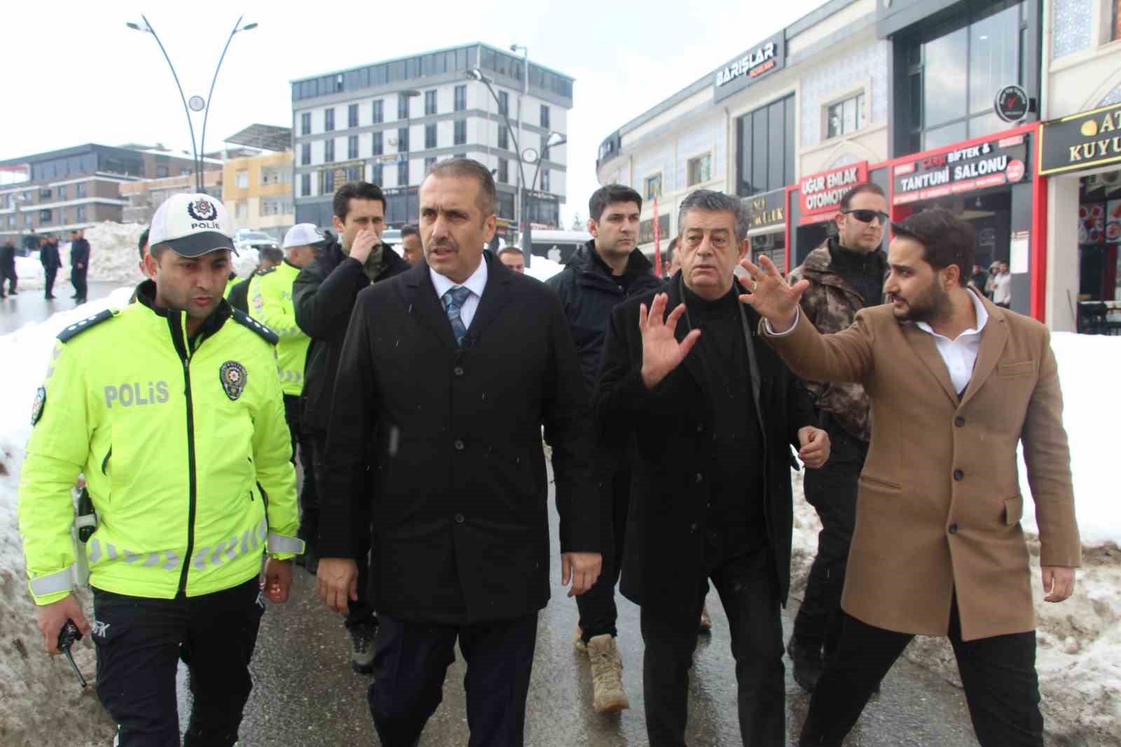 Şırnak kara teslim oldu, kurumlar sahada gücünü gösterdi
Şırnak kara teslim oldu, kurumlar sahada gücünü gösterdi
