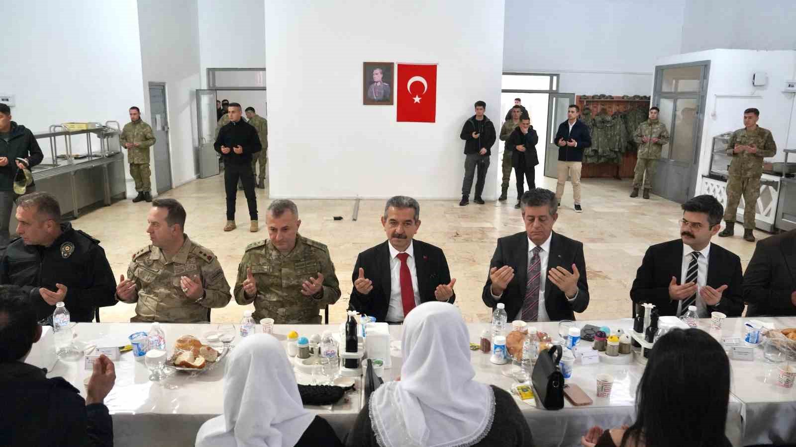 Şırnak protokolü şehit emanetleri ile aynı sofrada
