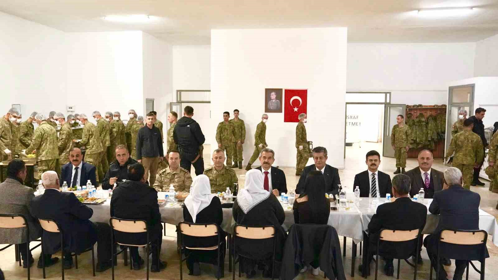 Şırnak protokolü şehit emanetleri ile aynı sofrada
