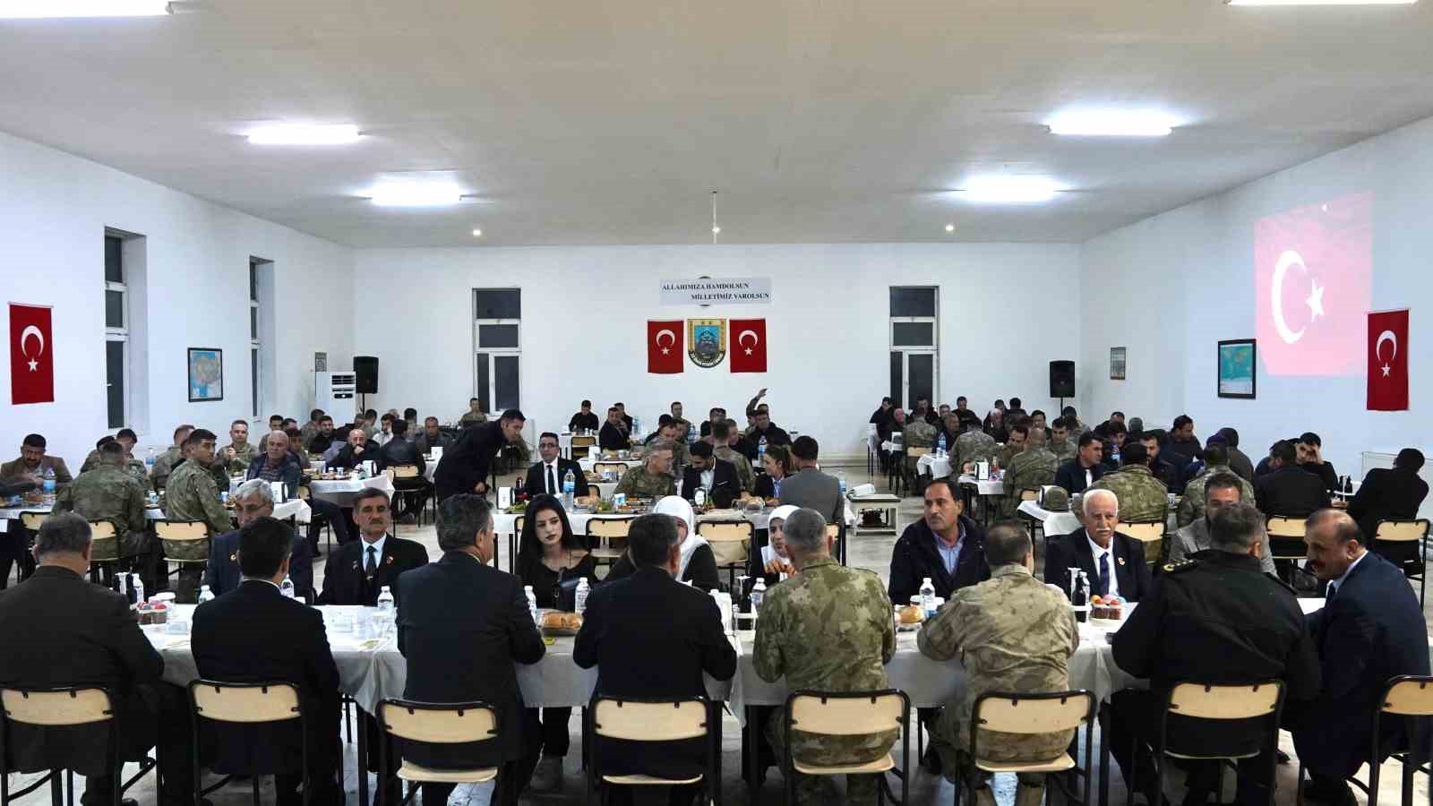 Şırnak protokolü şehit emanetleri ile aynı sofrada
