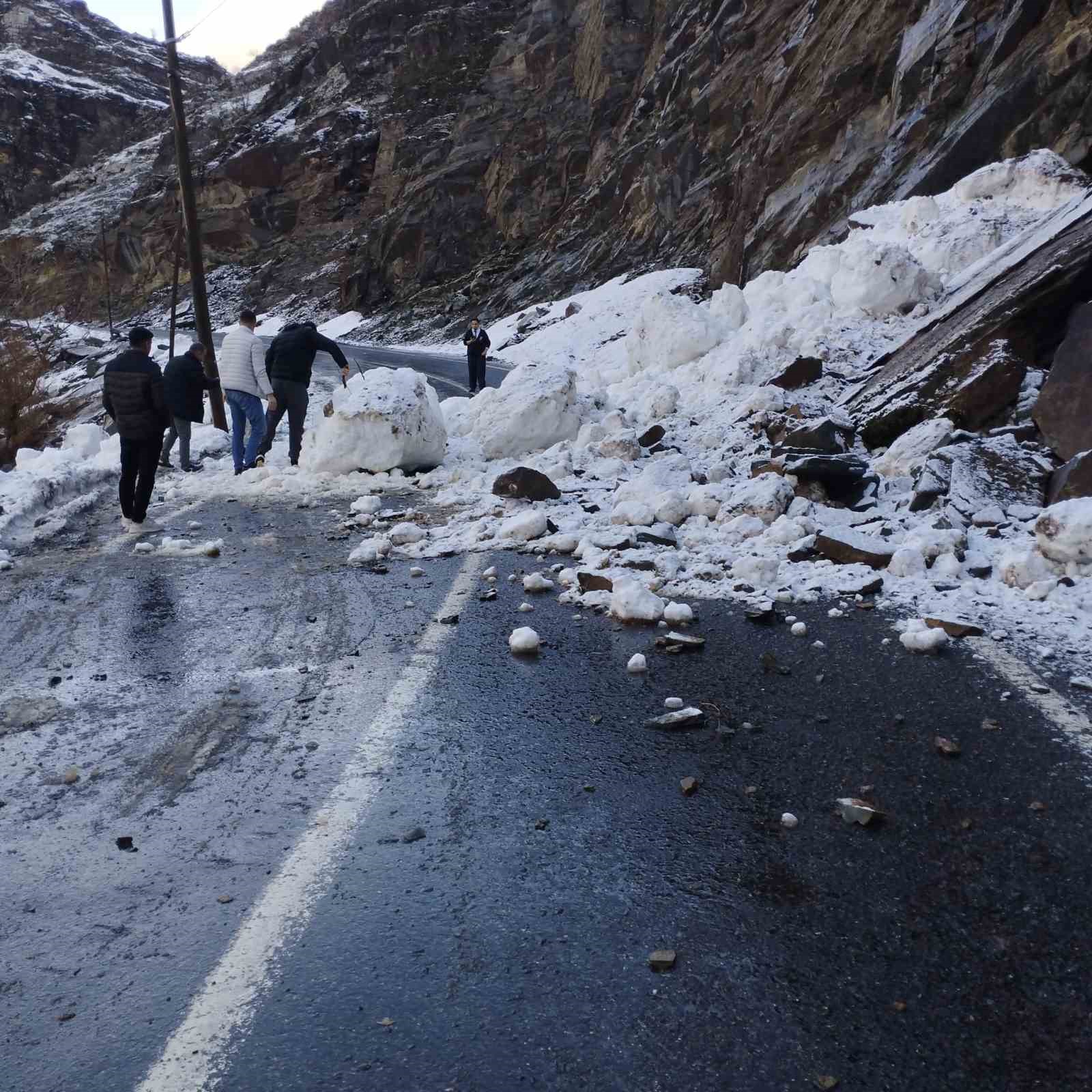 Şırnak yoluna çığ düştü, karla kaplı yollar açıldı
