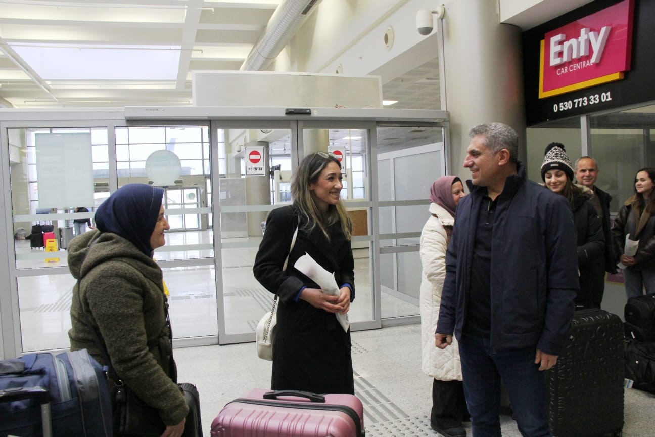 Şırnak’a atanan öğretmenlere havalimanında çiçekli karşılama
