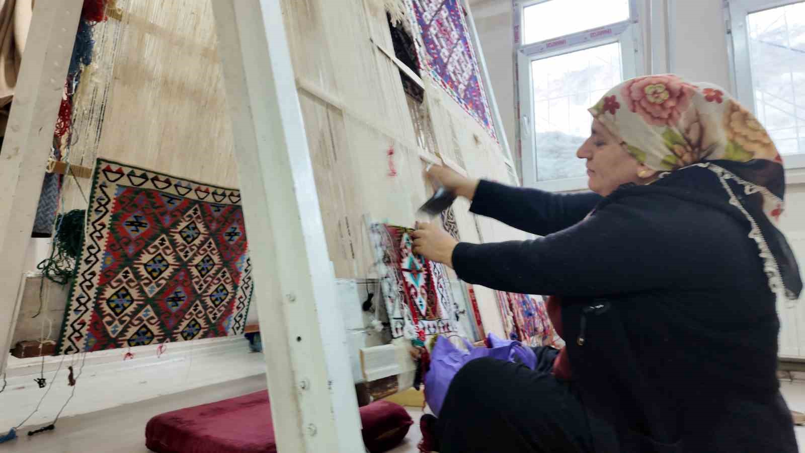 Şırnaklı kadınların ilmek ilmek işlediği halılar, 3 ayda tamamlanıyor
