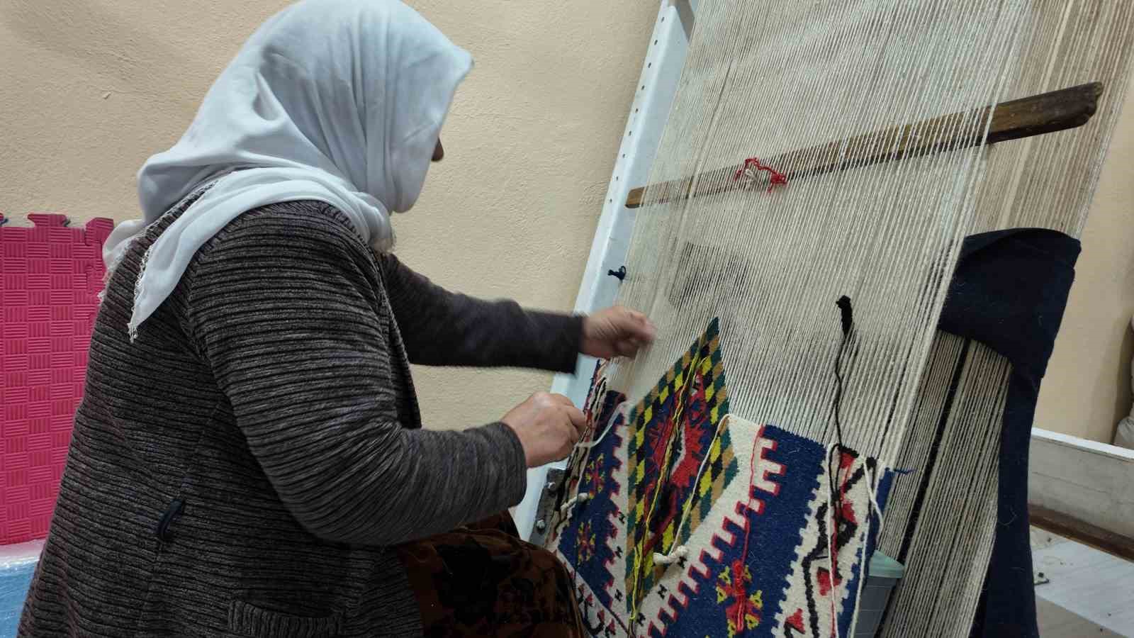 Şırnaklı kadınların ilmek ilmek işlediği halılar, 3 ayda tamamlanıyor
