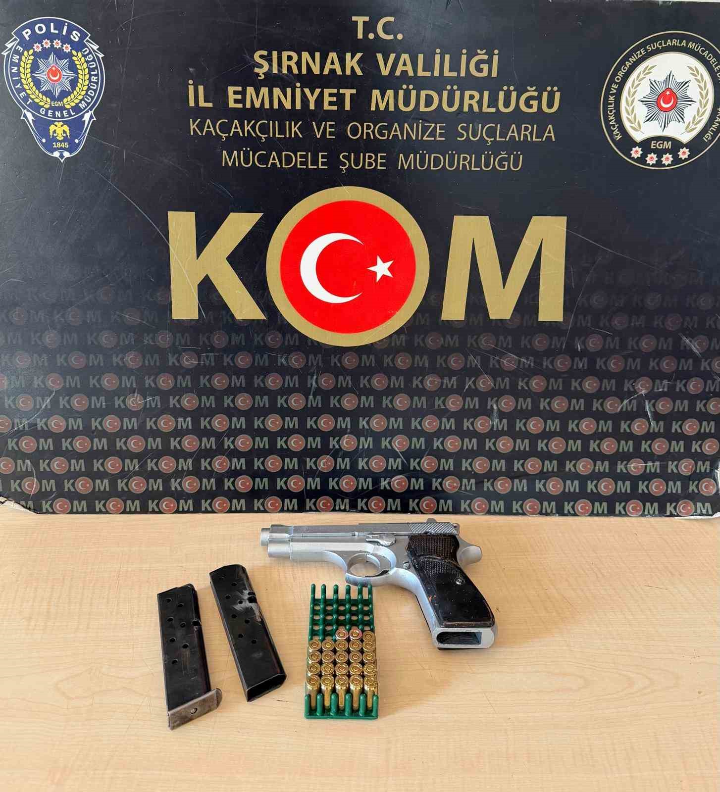 Şırnak’ta 17,8 milyonluk kaçak ürün ele geçirildi: 10 tutuklama
Şırnak’ta 17,8 milyonluk kaçak ürün ele geçirildi: 10 tutuklama