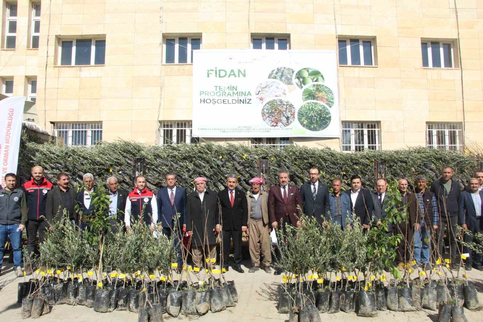 Şırnak’ta 25 bin 200 fidan toprakla buluştu: 810 dekar meyve bahçesi oluyor
Şırnak’ta 25 bin 200 fidan toprakla buluştu: 810 dekar meyve bahçesi oluyor