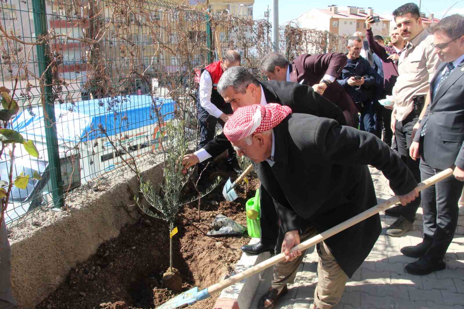 Şırnak’ta 25 bin 200 fidan toprakla buluştu: 810 dekar meyve bahçesi oluyor
Şırnak’ta 25 bin 200 fidan toprakla buluştu: 810 dekar meyve bahçesi oluyor