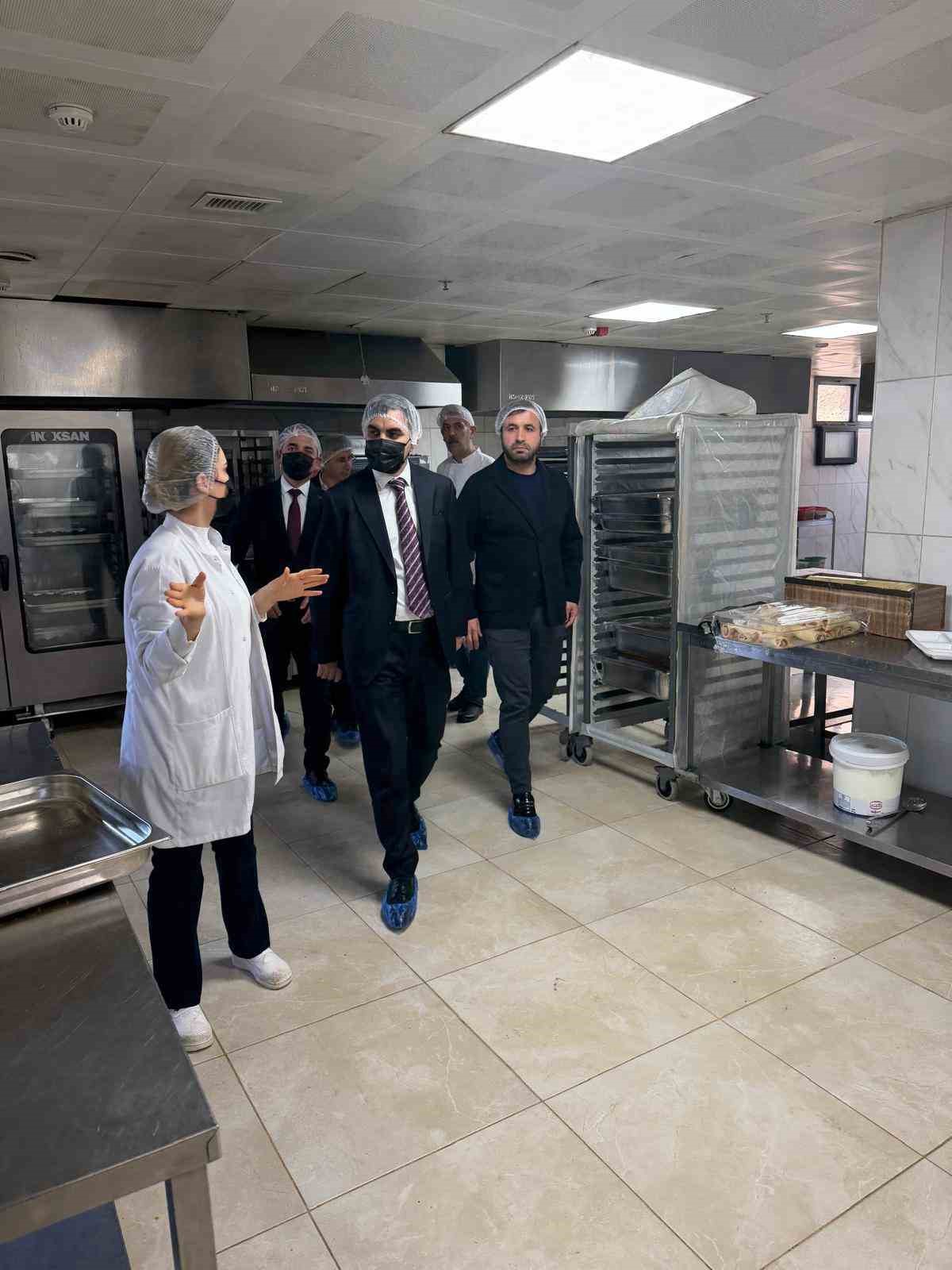 Şırnak’ta 3 bin aileye umut olan hizmet: Yemek üretim süreci yerinde incelendi

