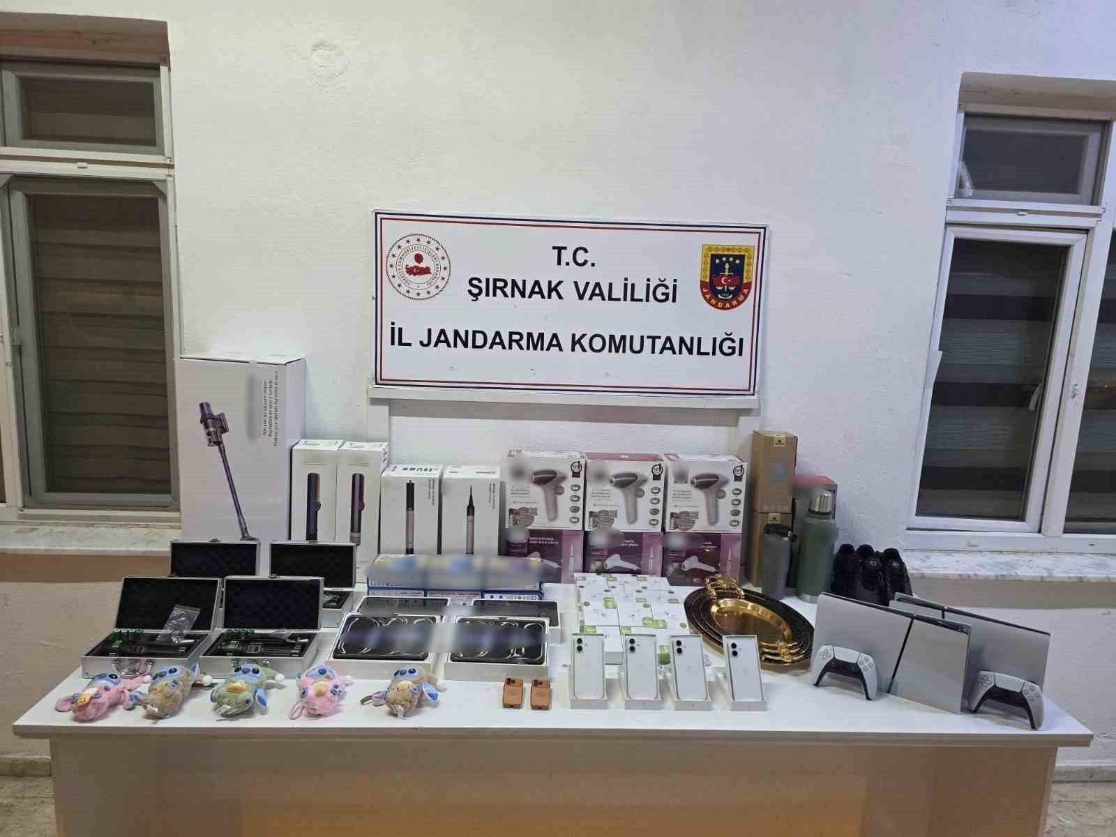 Şırnak’ta 7 buçuk milyon liralık kaçak malzeme ele geçirildi
Şırnak’ta 7 buçuk milyon liralık kaçak malzeme ele geçirildi