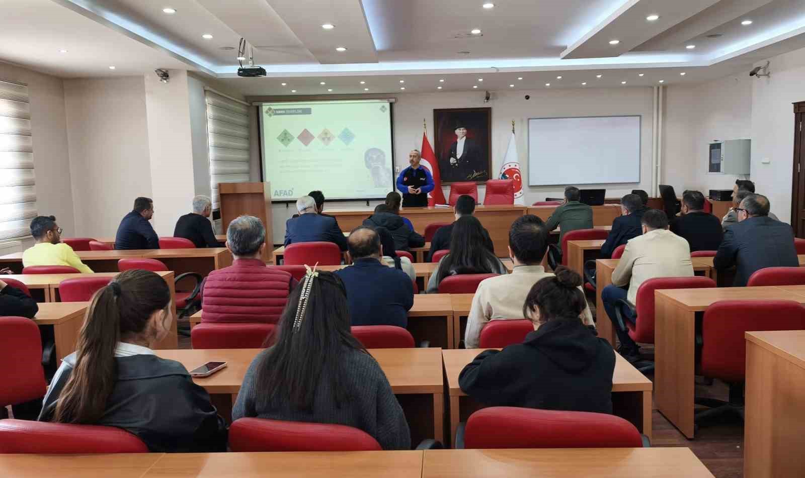 Şırnak’ta AFAD, kamu personeline KBRN ve afet farkındalık semineri
