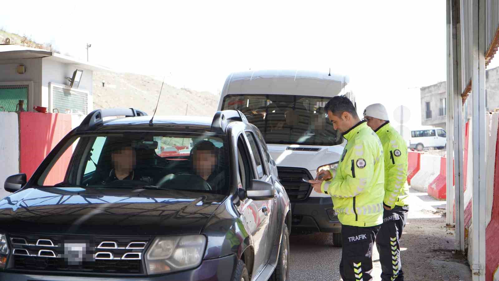 Şırnak’ta ağır trafik bilançosu: 3 ayda 4 can kaybı, 338 yaralı
Şırnak’ta ağır trafik bilançosu: 3 ayda 4 can kaybı, 338 yaralı