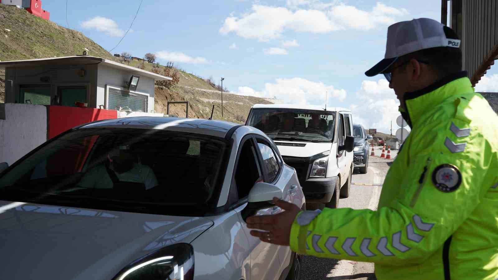 Şırnak’ta ağır trafik bilançosu: 3 ayda 4 can kaybı, 338 yaralı
Şırnak’ta ağır trafik bilançosu: 3 ayda 4 can kaybı, 338 yaralı