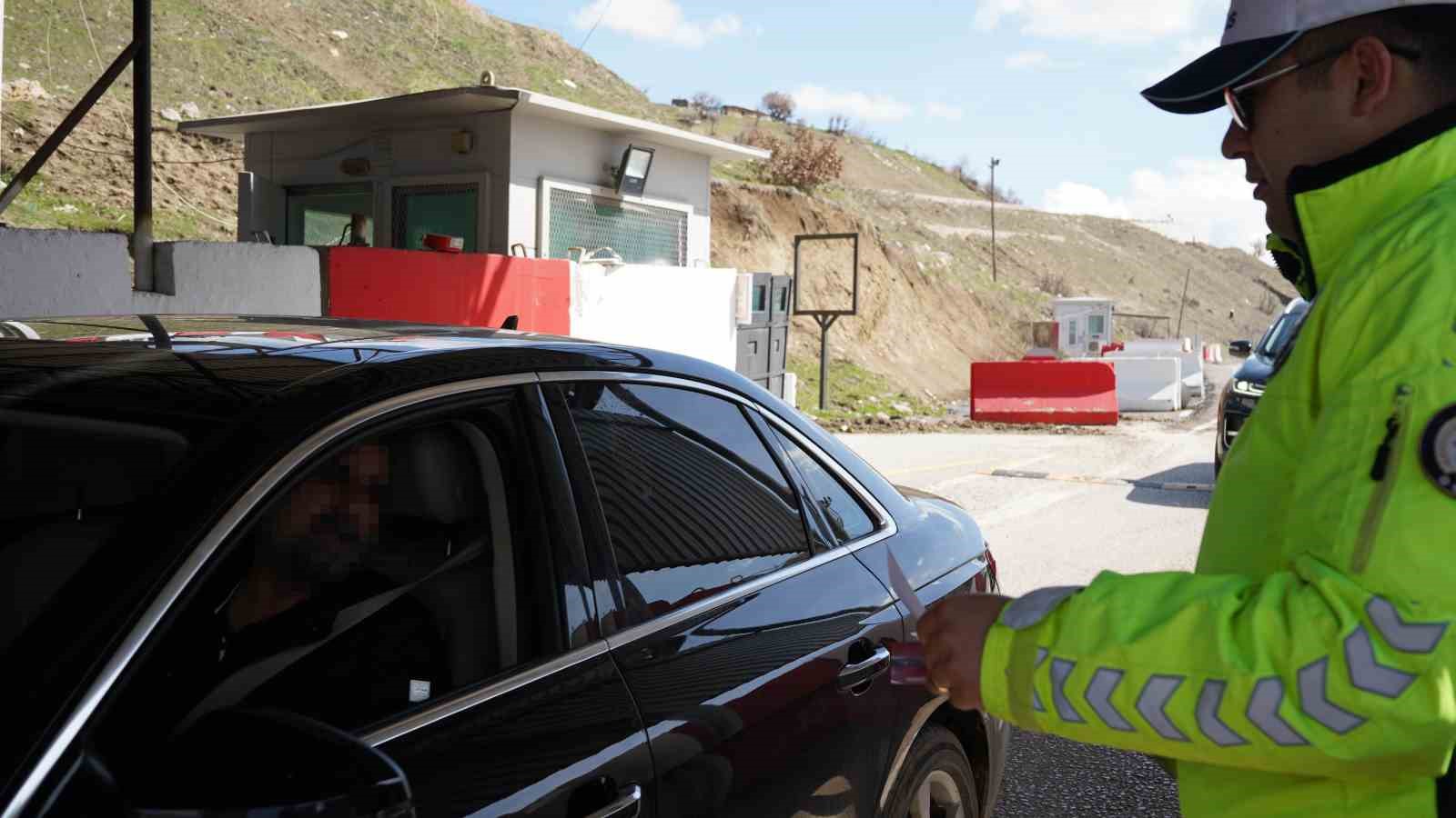 Şırnak’ta ağır trafik bilançosu: 3 ayda 4 can kaybı, 338 yaralı
Şırnak’ta ağır trafik bilançosu: 3 ayda 4 can kaybı, 338 yaralı