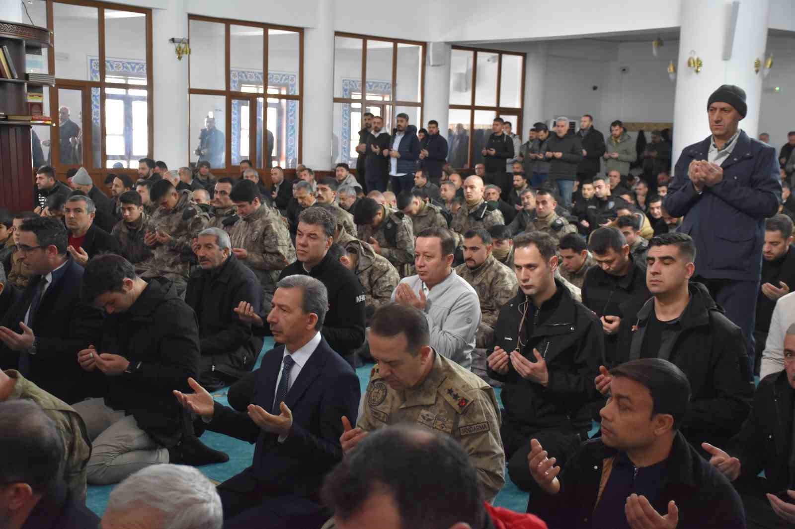 Şırnak’ta asrın felaketinin yıl dönümünde deprem şehitleri dualarla yad edildi
