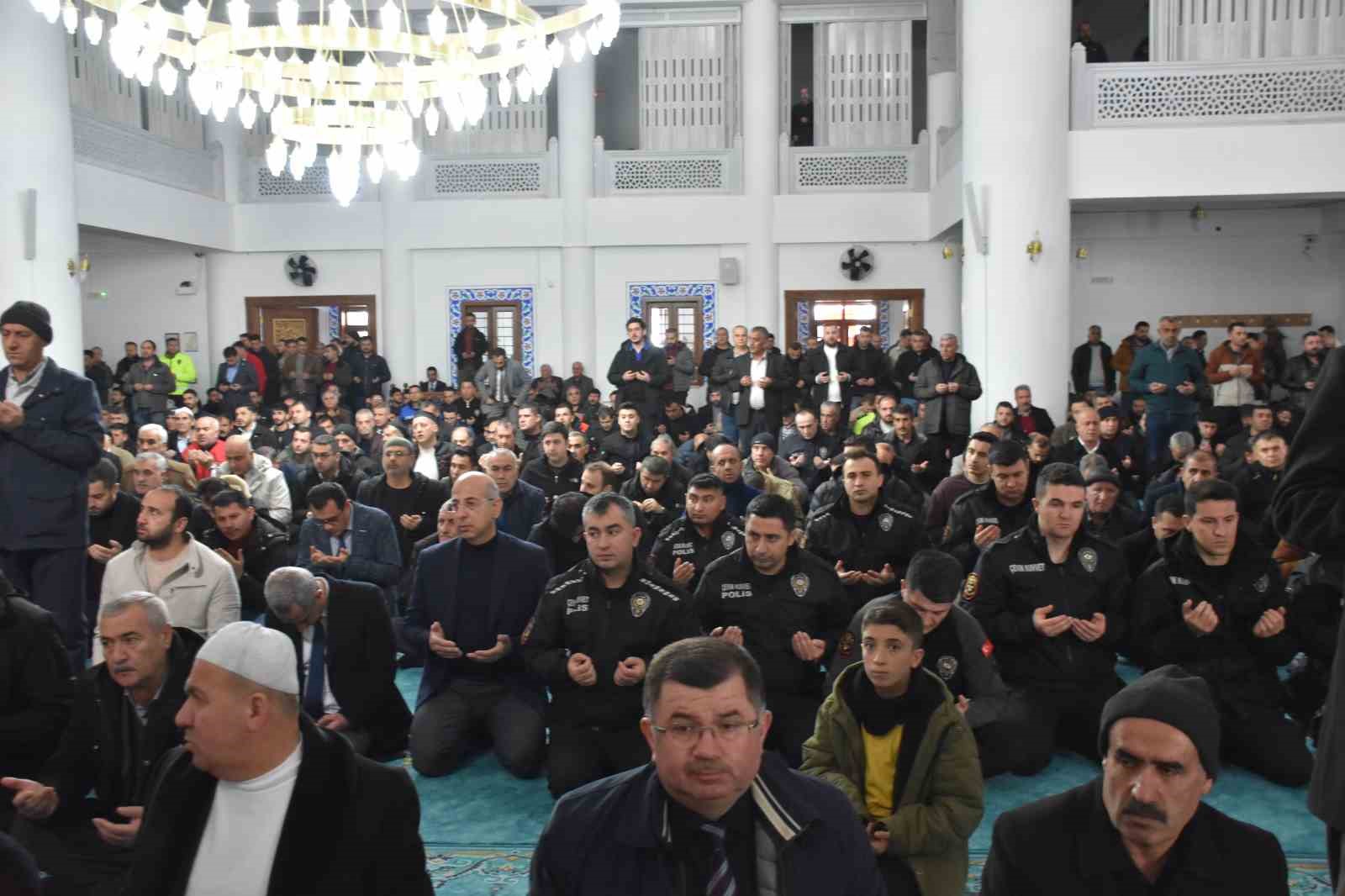 Şırnak’ta asrın felaketinin yıl dönümünde deprem şehitleri dualarla yad edildi
