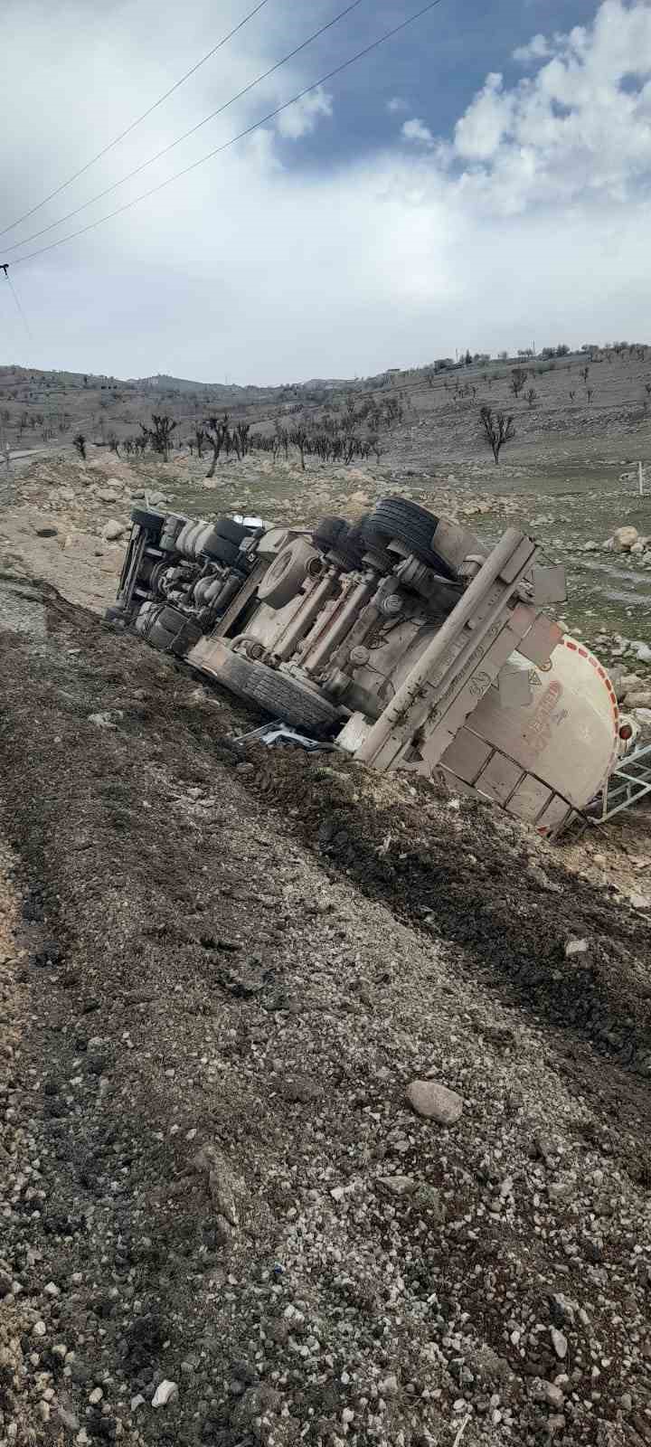 Şırnak’ta atık su tankeri devrildi, sürücü yaralandı
