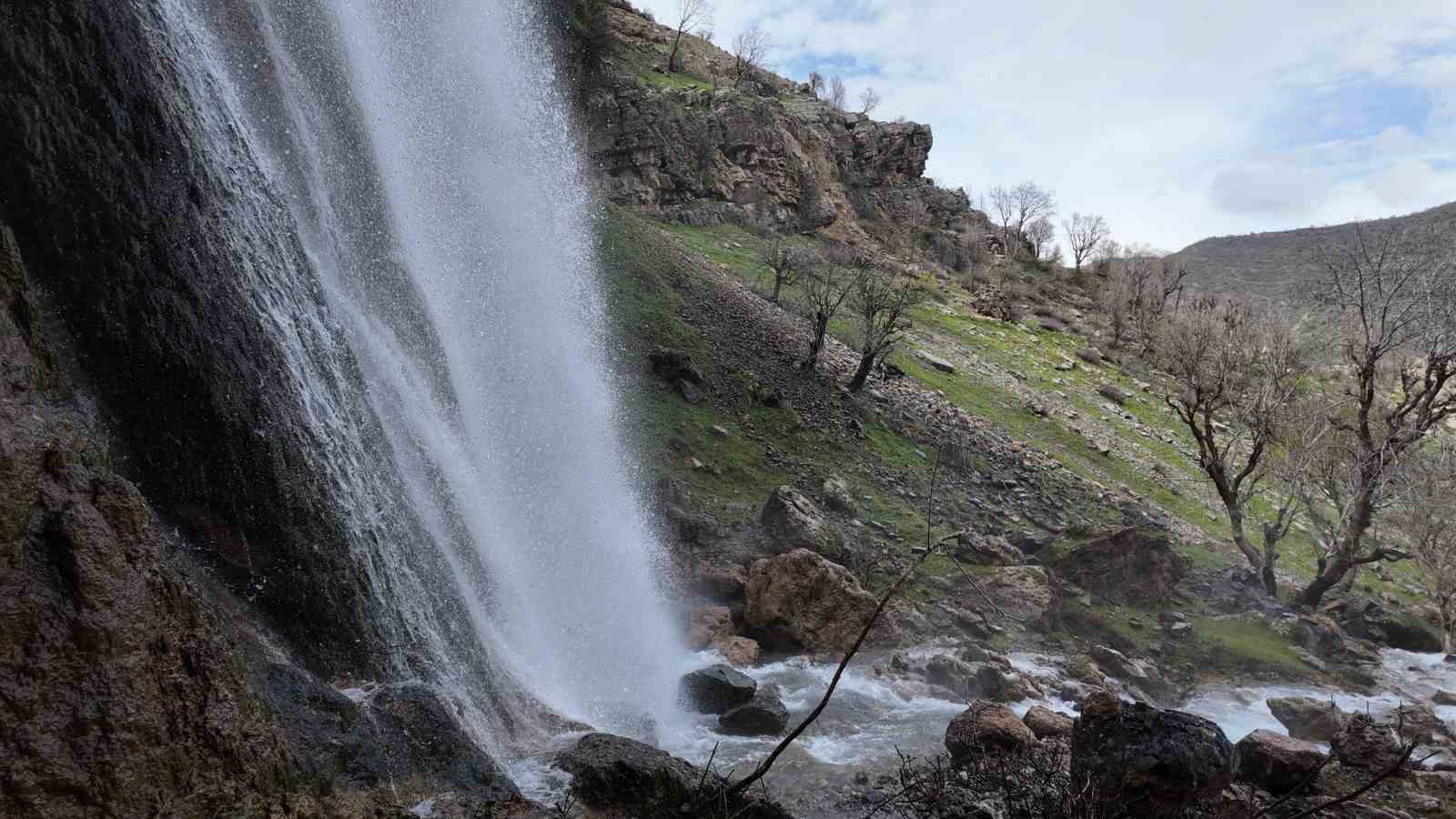 Şırnak’ta baharla birlikte şelaleler coştu

