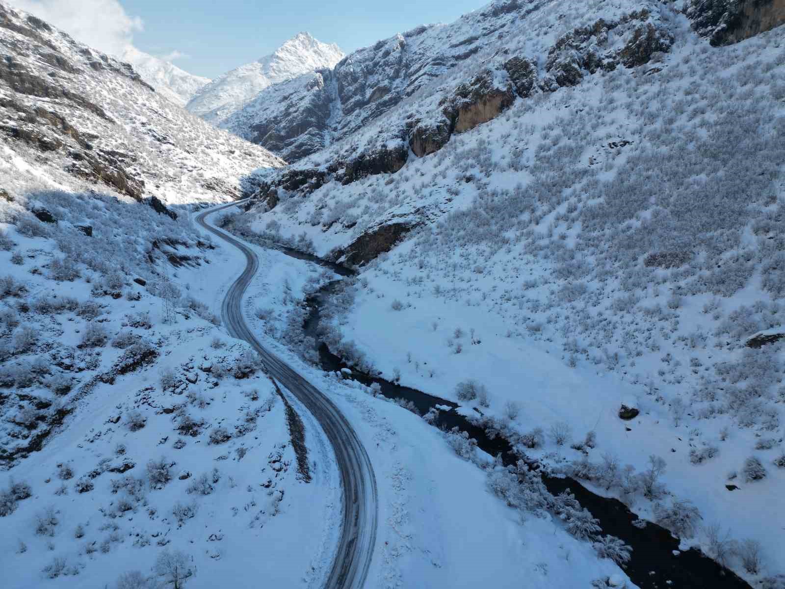 Şırnak’ta beyaza bürünen dağ ve ağaçlar göz kamaştırdı
