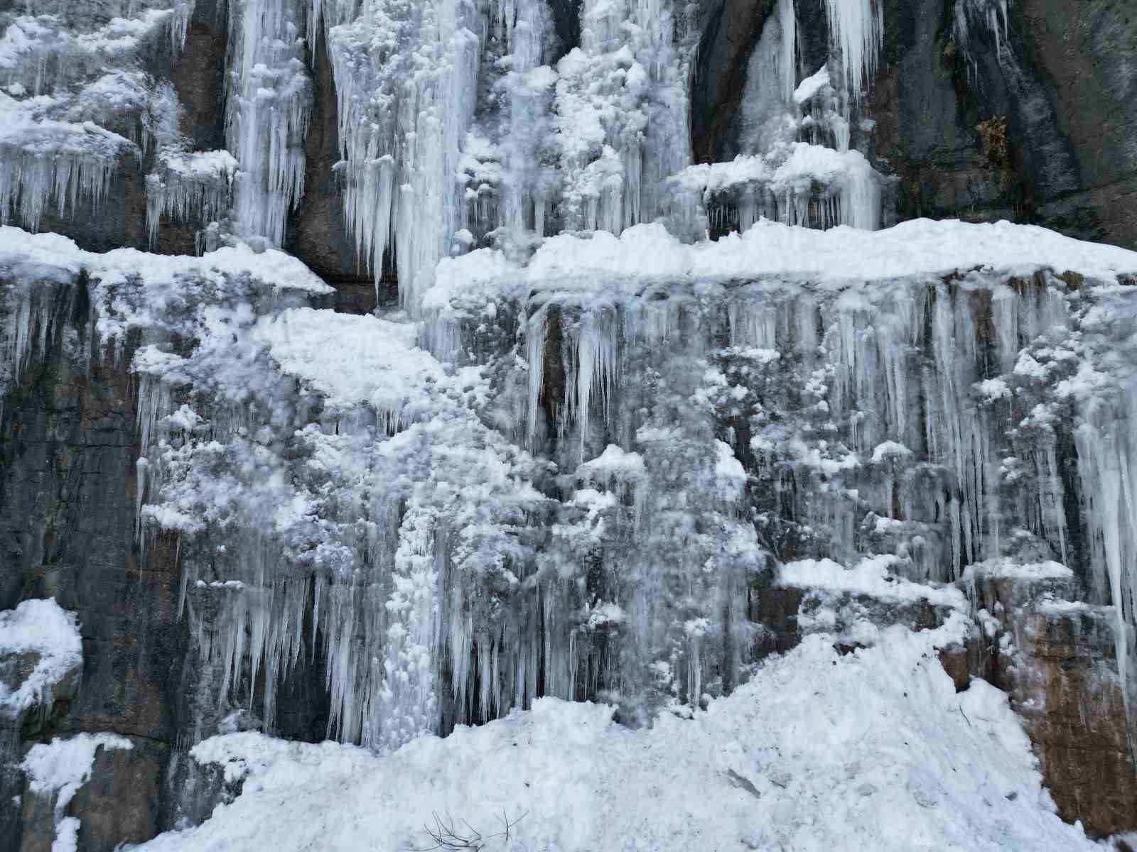 Şırnak’ta buz sarkıtları dronla görüntülendi
