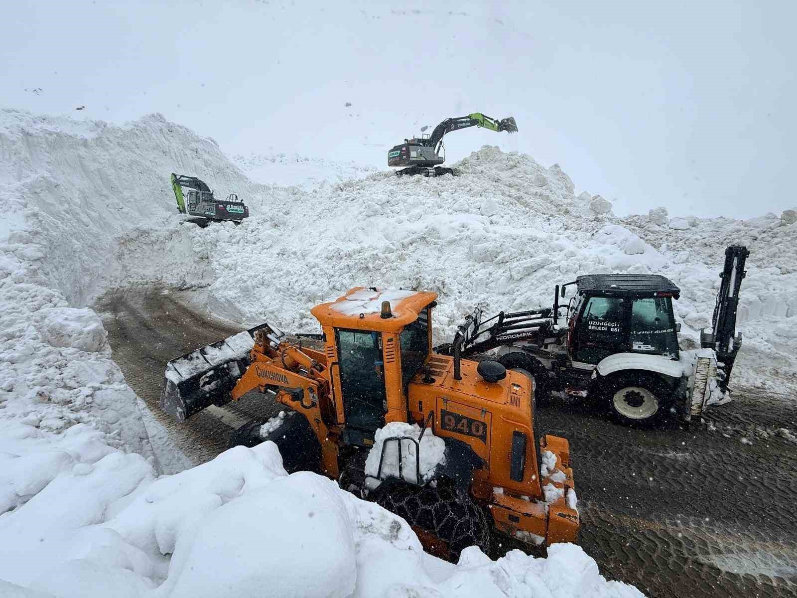 Şırnak’ta çığ düşen yolda çalışmalar devam ediyor

