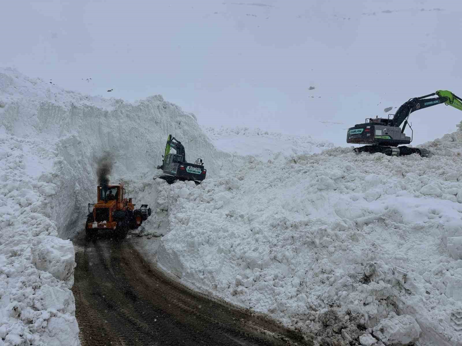 Şırnak’ta çığ düşen yolda çalışmalar devam ediyor
