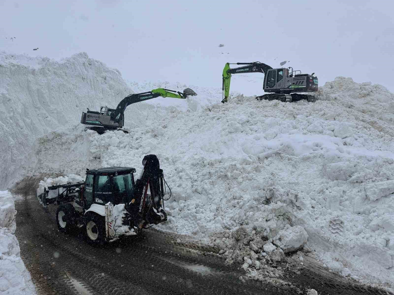 Şırnak’ta çığ düşen yolda çalışmalar devam ediyor
