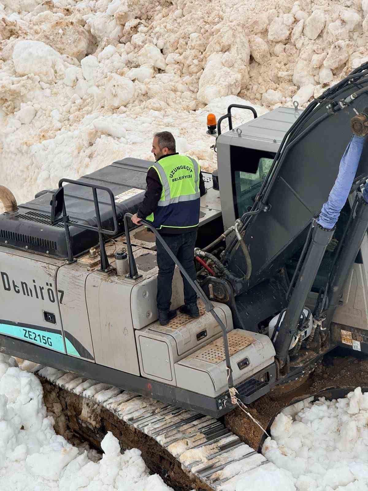 Şırnak’ta çığ düşen yolu açmak için ekipler seferber oluyor
