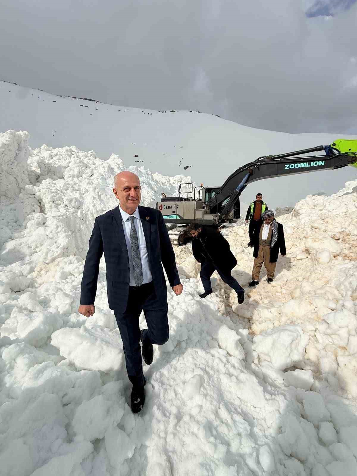 Şırnak’ta çığ düşen yolu açmak için ekipler seferber oluyor
