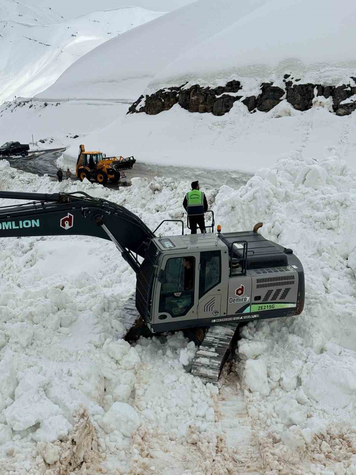 Şırnak’ta çığ düşen yolu açmak için ekipler seferber oluyor
