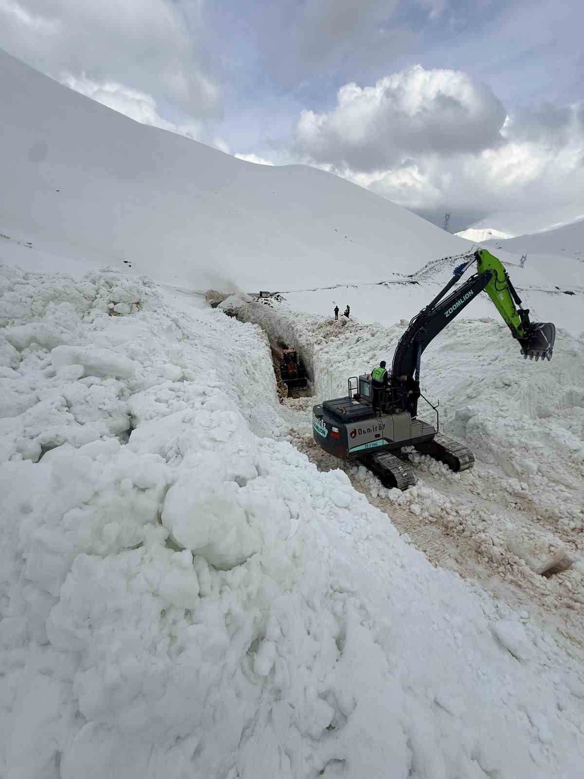 Şırnak’ta çığ düşen yolu açmak için ekipler seferber oluyor
