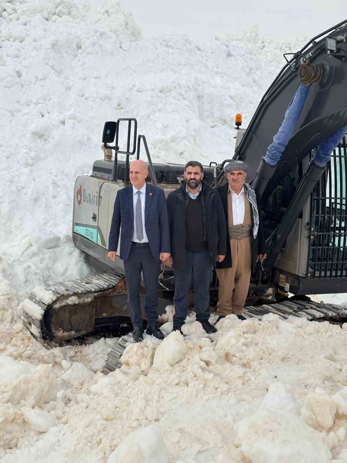 Şırnak’ta çığ düşen yolu açmak için ekipler seferber oluyor
