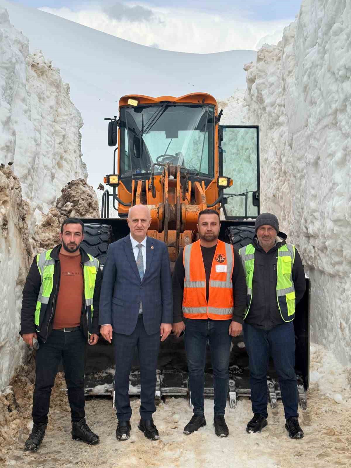 Şırnak’ta çığ düşen yolu açmak için ekipler seferber oluyor
