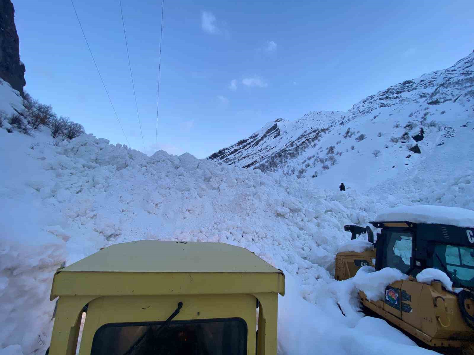 Şırnak’ta çığ düştü: 4 köy yolu ulaşıma kapandı
